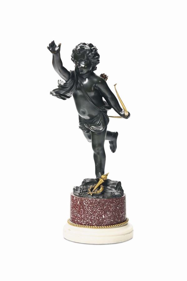 A cupid in molten, patinated, gilded and chiselled bronze. French or Italian Neoclassical art from the 18th-19th century