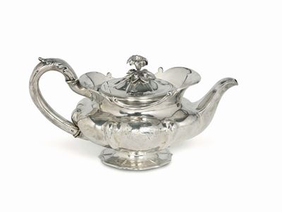 Teiera in Argento Sterling Fuso, Sbalzato e Cesellato, Argentiere Benjamin Smith, Londra 1833