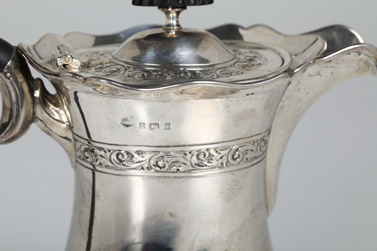 Teiera in Argento Sterling Fuso, Sbalzato e Cesellato. Brimingham 1830
