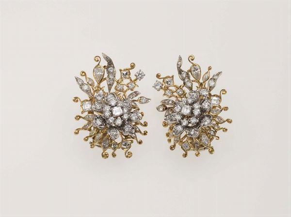 Pair of diamonds and gold earrings