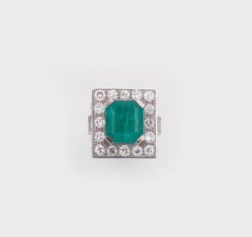 Anello con Smeraldo Colombia di Ct 13,00 Circa e Diamanti a Contorno per Ct 12,50 Circa