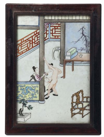 Placca in Porcellana a Smalti Policromi Raffigurante Scena Erotica, Cina, Dinastia Qing, XVIII Se...