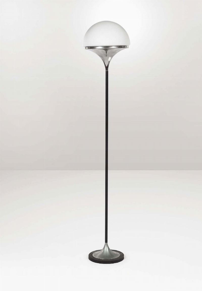 Lampada da terra in metallo con diffusore in vetro.  - Auction Design - Cambi Casa d'Aste