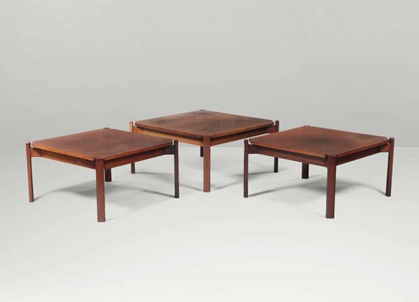 Set di tre tavoli bassi occasionali in legno. Prod. Italia, 1960 ca.