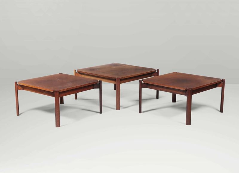 Set di tre tavoli bassi occasionali in legno. Prod. Italia, 1960 ca.  - Auction Design - Cambi Casa d'Aste