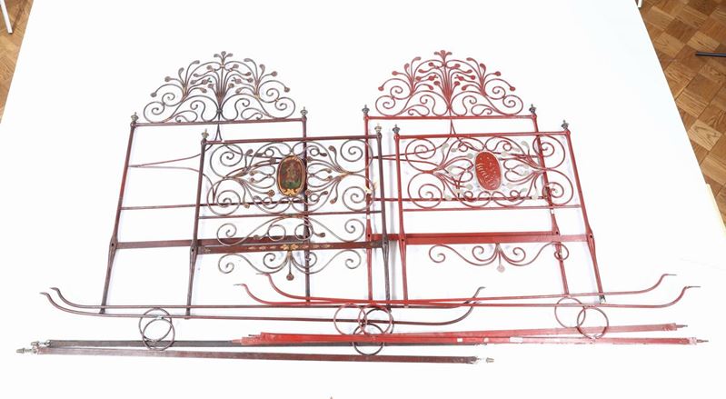 Coppia di letti in ferro dipinto  - Auction Asta a Tempo antiquariato - II - Cambi Casa d'Aste