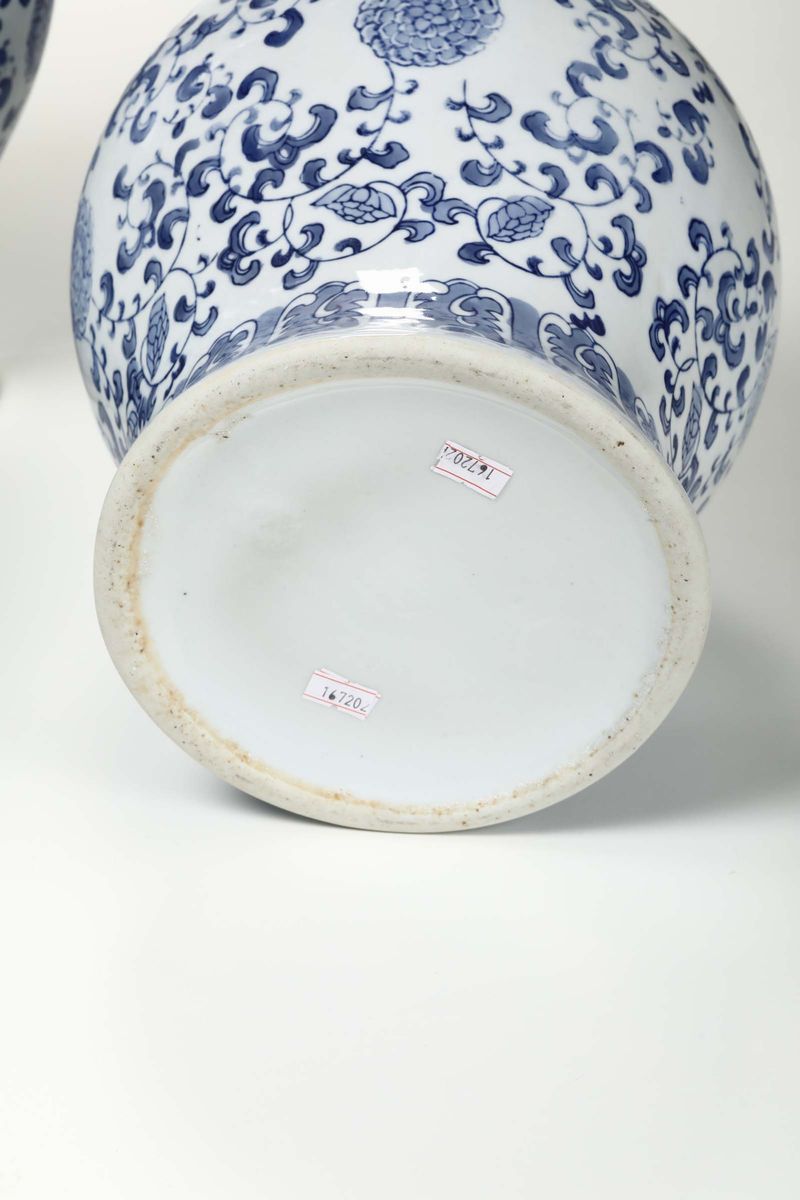 Coppia di Potiches in Porcellana Bianca e Blu, Cina XX Secolo