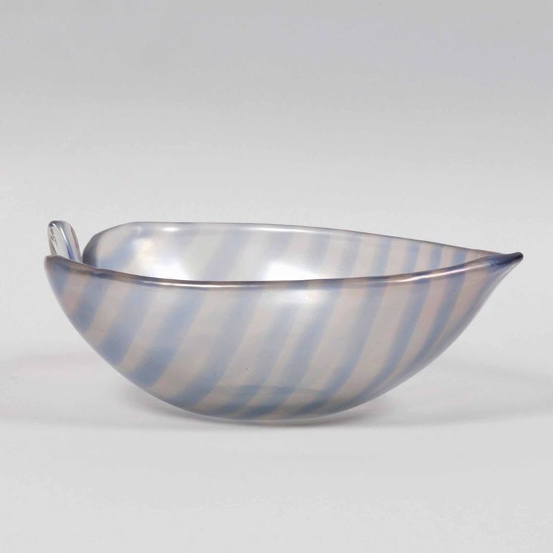 Tyra Lundgren, Venini, Murano, 1937 ca. A large leaf-shaped cup in blown glass with a sapphire and straw-coloured band decor  - Auction Murano '900 - II - Cambi Casa d'Aste