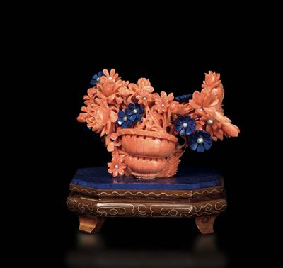 Piccola Scultura in Corallo e Lapislazzuli Raffigurante Vaso di Fiori, Cina, Inizio XX Secolo
