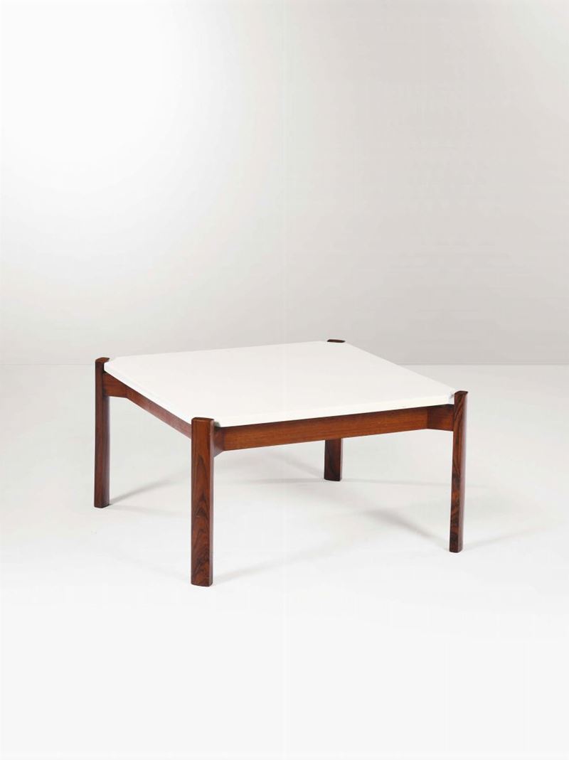 Tavolino con struttura in legno e con piano in legno laccato. Prod. Italia, 1950 ca.  - Asta Design - Cambi Casa d'Aste