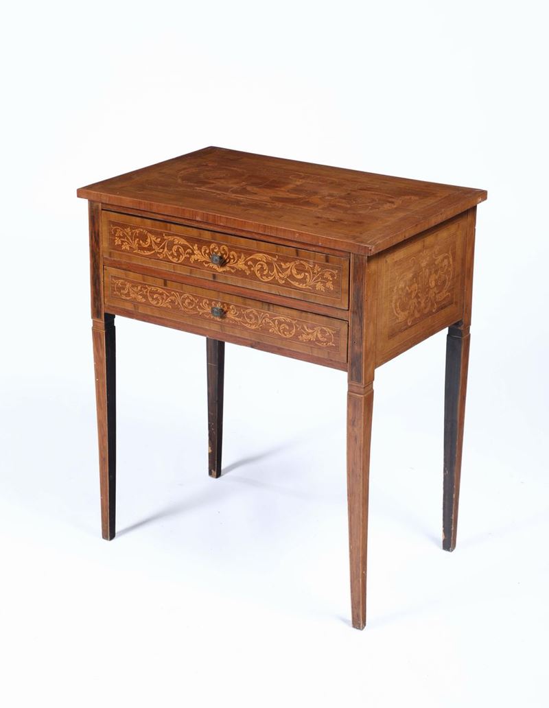 Tavolinetto a due cassetti intarsiato, XIX-XX secolo  - Asta Antiquariato - Cambi Casa d'Aste