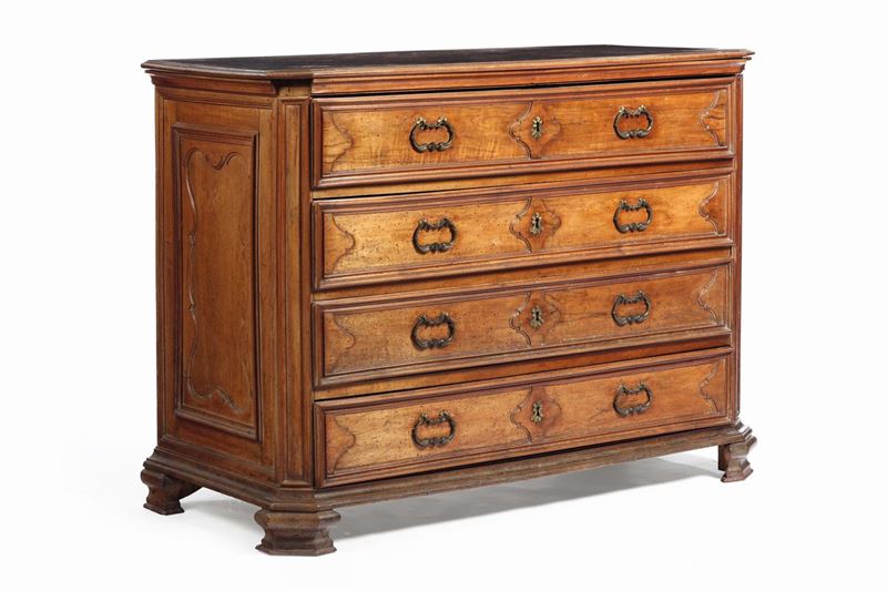 Comò in noce a quattro cassetti, XVIII secolo  - Auction Fine Art - Cambi Casa d'Aste