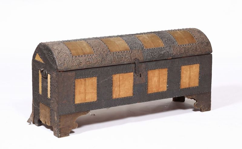 Cassone in ferro e stoffa, XIX secolo  - Auction Fine Art - Cambi Casa d'Aste