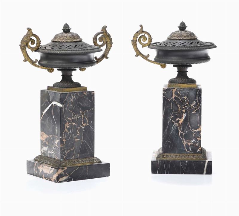 Due vasetti in marmo grigio e bronzo dorato, XIX-XX secolo  - Auction Fine Art - Cambi Casa d'Aste