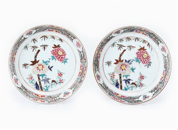 Coppia di piatti in porcellana Famiglia Rosa con decoro di bamboo e fiori, Cina, Dinastia Qing, XVIII secolo
