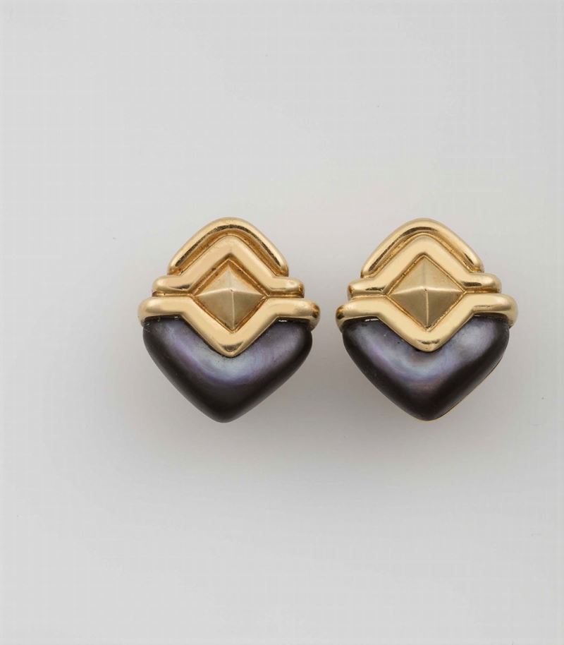 Pair of mother-of-pearl and gold earrings. Bulgari  - Auction Fine Jewels - Cambi Casa d'Aste