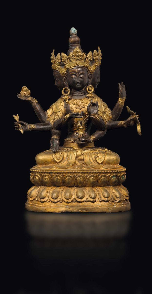 Figura di Usnisavijaya con strumenti rituali tra le mani in bronzo dorato, Cina, Dinastia Qing, XIX secolo  - Asta Fine Chinese Works of Art - Cambi Casa d'Aste