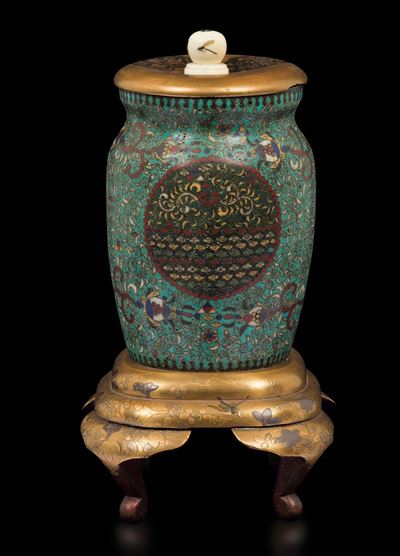 Vasetto a Smalti Cloisonné su Piedistallo in Lacca con Coperchio, Giappone, Periodo Meiji, XIX Se...