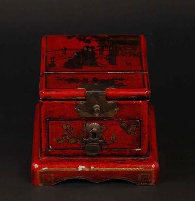 Portagioie in Legno Laccato con Specchio ed Iscrizioni, Cina, Dinastia Qing, XIX Secolo