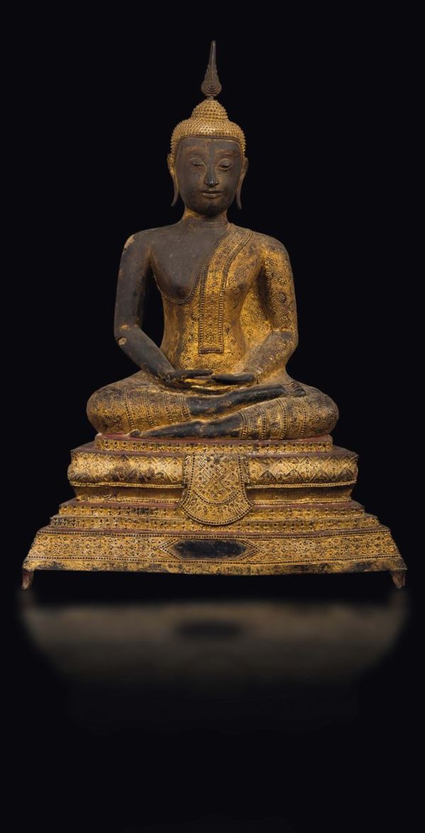 Figura di Buddha seduto in bronzo dorato, Thailandia, XIX secolo