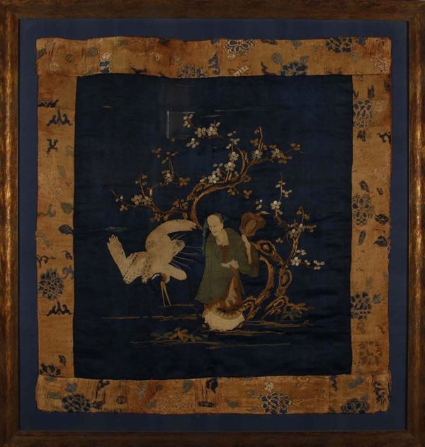 Tessuto in seta con ricamo raffigurante saggio con ventaglio e gru sotto albero di ciliegio, Cina, Dinastia Qing, XIX secolo