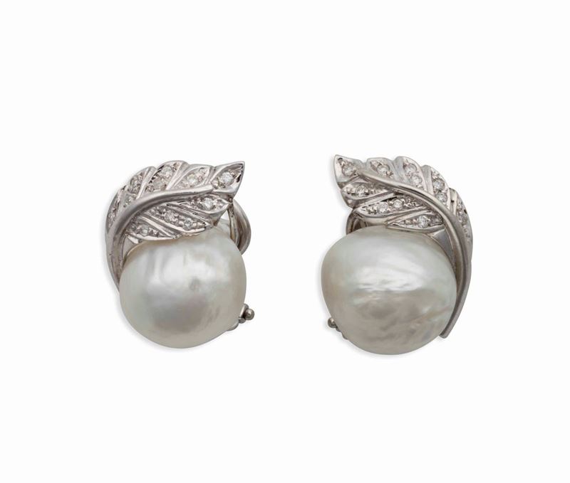 Orecchini con perla scaramazza e piccoli diamanti  - Asta Vintage, Gioielli e Bijoux - Cambi Casa d'Aste