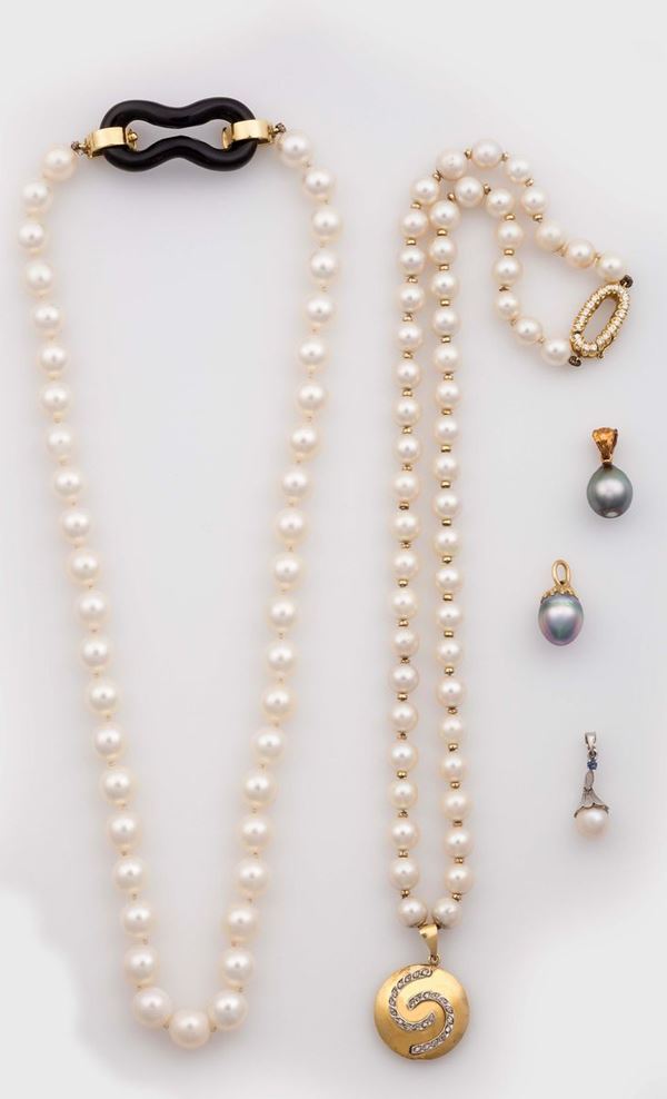 Lotto composto da due fili di perle coltivate e tre pendenti con perle