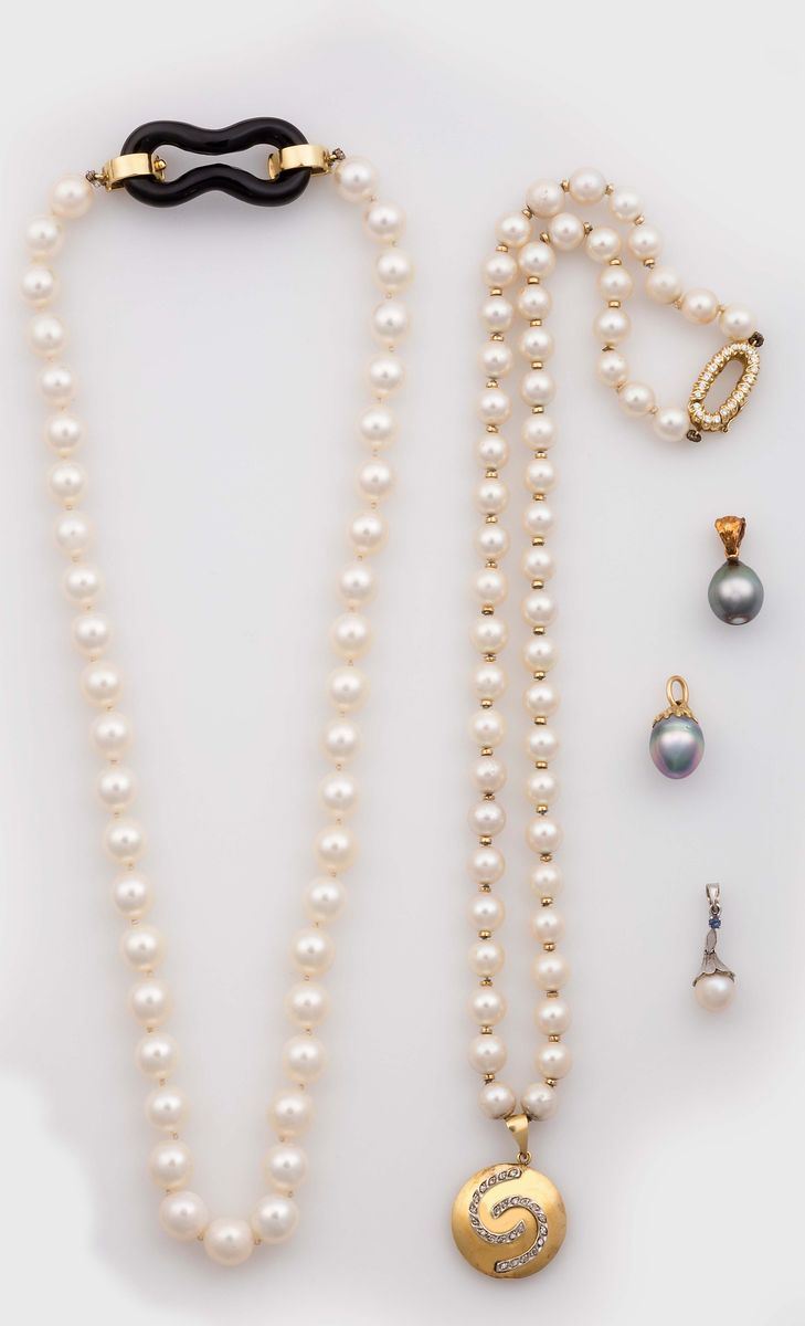 Lotto composto da due fili di perle coltivate e tre pendenti con perle  - Asta Vintage, Gioielli e Bijoux - Cambi Casa d'Aste