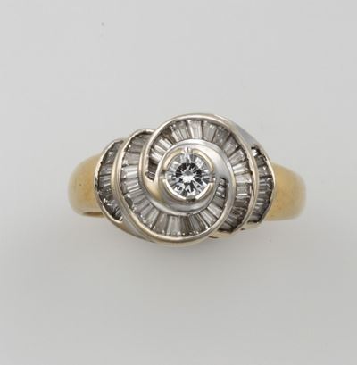 Anello con Diamante Taglio Rotondo e Diamanti Taglio Tepper a Contorno