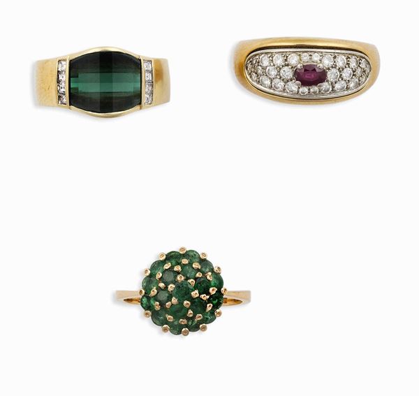 Lotto composto da tre anelli con diamanti, rubini, smeraldi ed una pietra sintetica verde