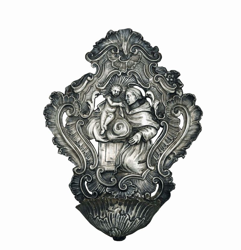 A holy water font in embossed and chiselled silver, Genoa, second half of the 18th century, Torretta stamp with faded date 76... and guarantee marks from the 19th century (coiled dolphin and Saint Maurice cross).  - Auction Collectors' Silvers - Cambi Casa d'Aste