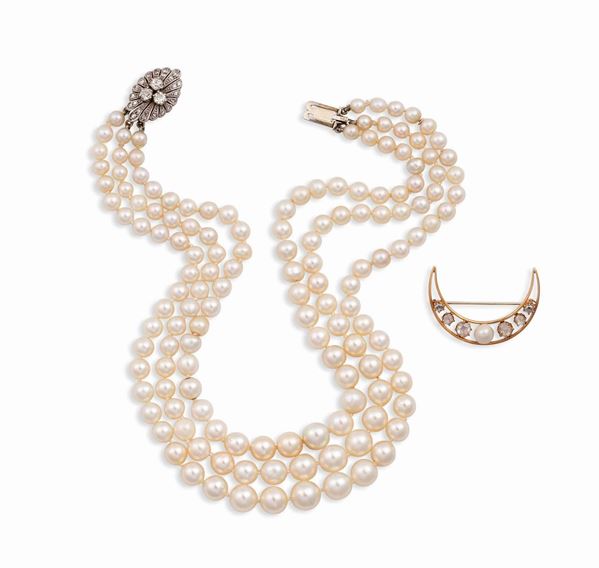 Lotto composto da una collana a tre fili di perle coltivate ed una spilla “mezza luna”