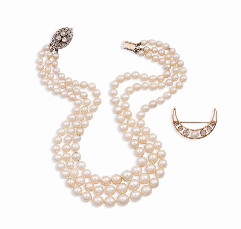 Lotto composto da una collana a tre fili di perle coltivate ed una spilla “mezza luna”  - Asta Vintage, Gioielli e Bijoux - Cambi Casa d'Aste