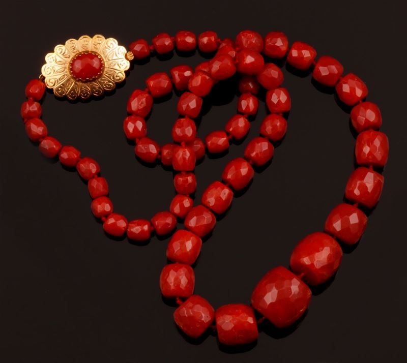 Collana in corallo rosso, a boules scalari  - Asta Fine Coral Jewels - Cambi Casa d'Aste