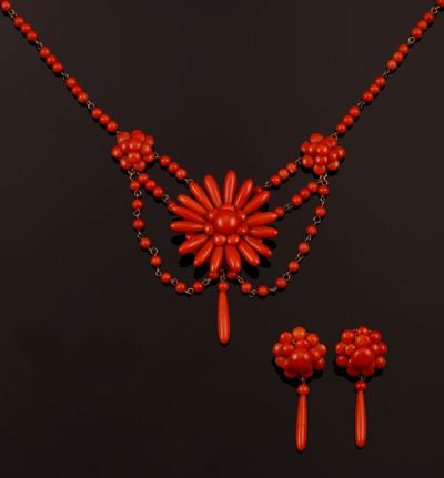 Parure Composta da Girocollo ed Orecchini in con Corallo