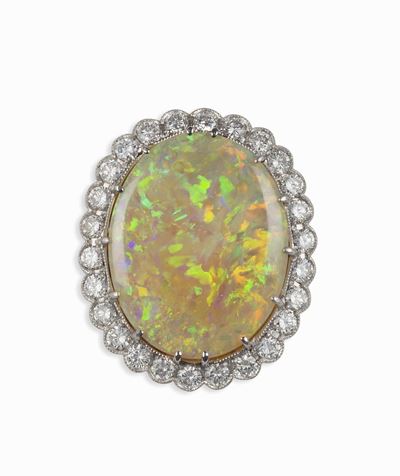 Anello con Opale e Diamanti a Contorno