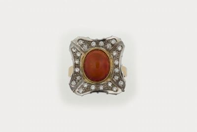 Anello con Opale di Fuoco e Diamanti a Contorno