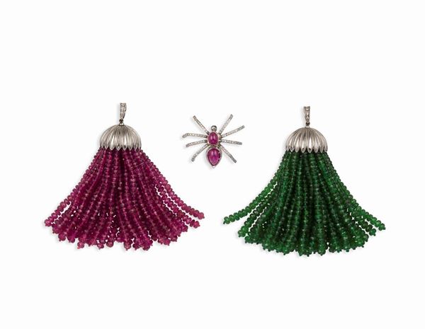 Lotto composto da due pendenti con smeraldi e rubini ed un pendente “Ragno”