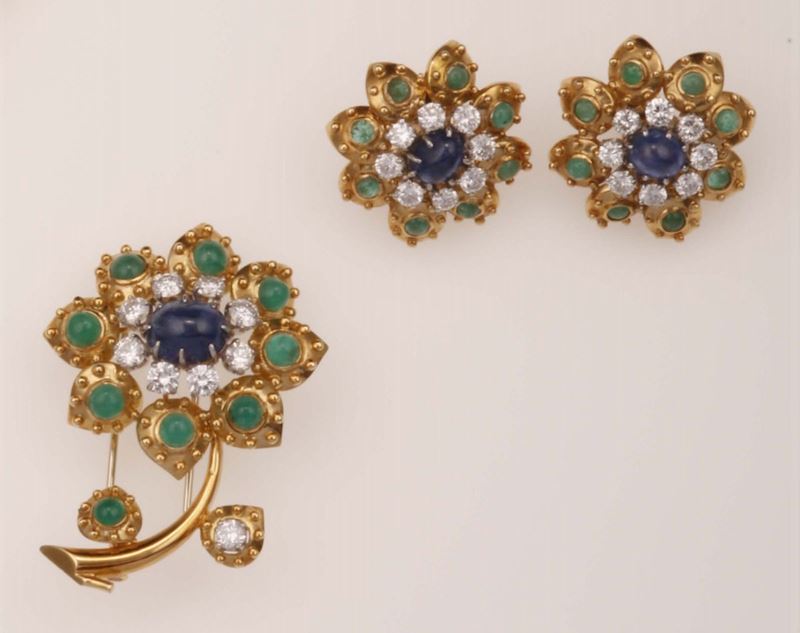 Van Cleef & Arpels New York. Parure composta da una spilla ed un paio di orecchini con zaffiri, smeraldi e diamanti  - Asta Fine Jewels - Cambi Casa d'Aste