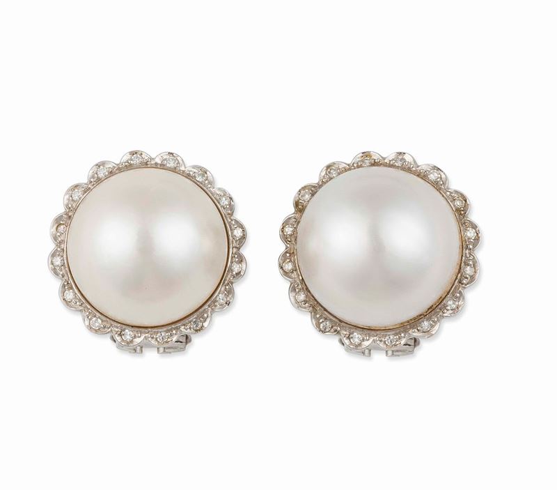 Paio di orecchini con perla mabé e diamanti a contorno  - Auction Vintage, Jewels and Bijoux - Cambi Casa d'Aste