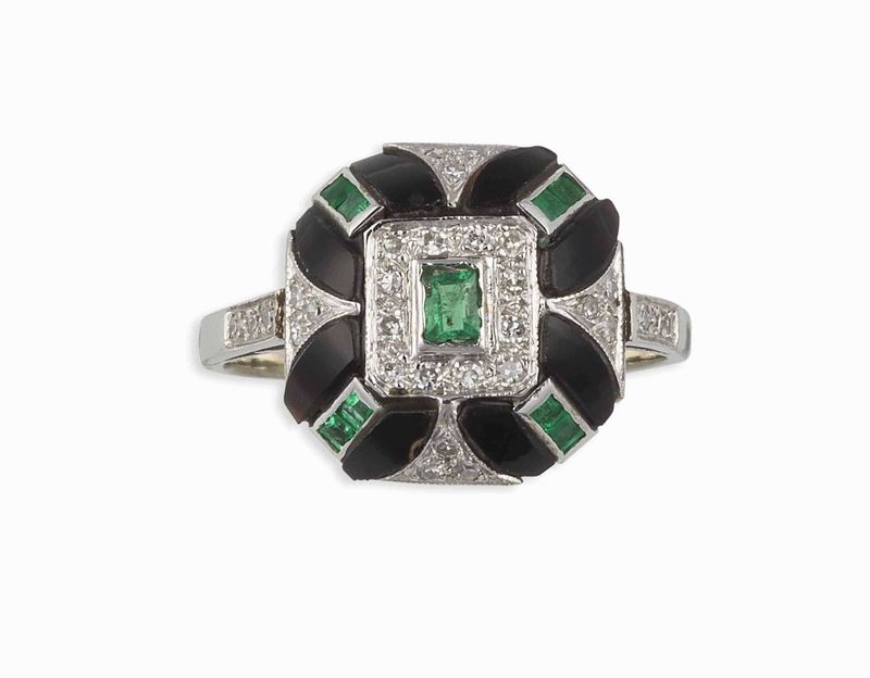 Anello, in stile, con piccoli smeraldi, diamanti ed onice  - Auction Vintage, Jewels and Bijoux - Cambi Casa d'Aste
