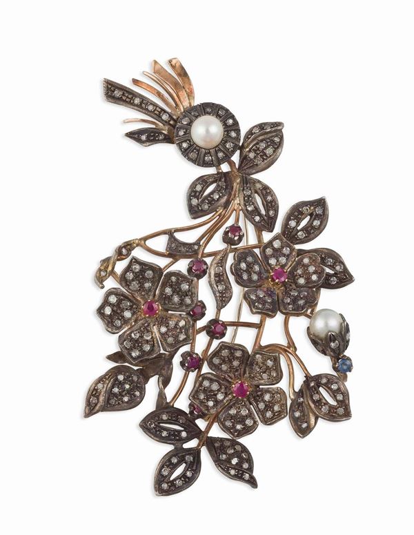 Spilla, in stile, a soggetto floreale con rosette di diamanti, rubini, zaffiri e perle