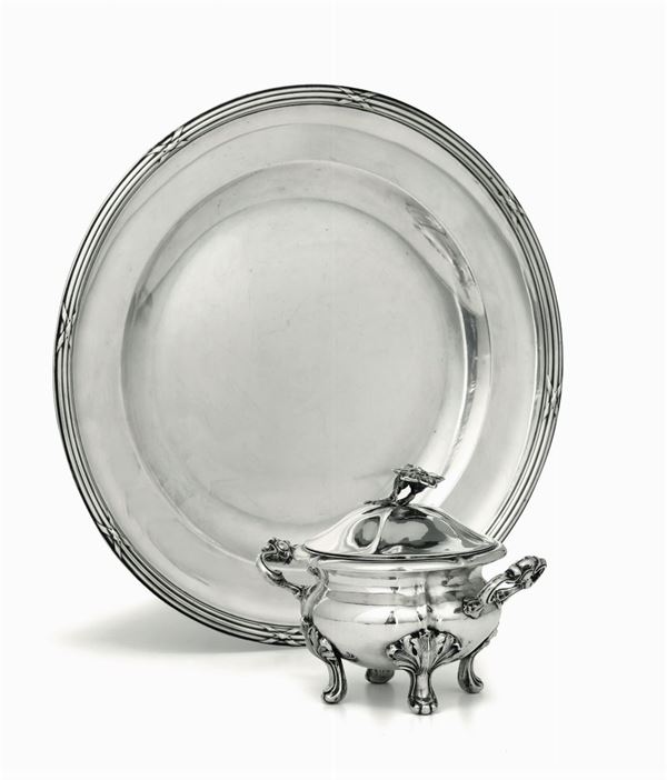 A plate in embossed and chiselled silver, France, 19th century and a sugar pot in molten, embossed and chiselled silver, Milan, half of the 19th century, guarantee office marks (Globe with Zodiac and Plough) and mark for silversmith Francesco Ceppi ? (...1855 - 1856).