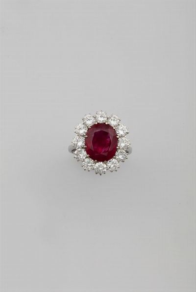Anello con Rubino Burma di Ct 6,18 e Diamanti a Contorno