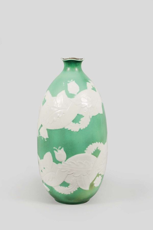 Giovanni Garibaldi, Richard Ginori, San Cristoforo, Milano, 1940 ca. A large egg-shaped vase in earthenware ceramics with a decor of banners and leaves in relief