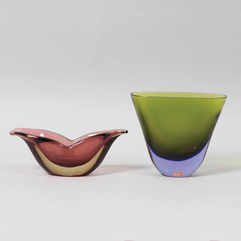 Flavio Poli, Seguso Vetri d'Arte, Murano, 1955 ca. Lot made up by a vase in green and indigo submerged glass in an oval truncated cone shape, and a cup in purple and straw-coloured submerged glass in the shape of lips  - Auction Murano '900 - II - Cambi Casa d'Aste