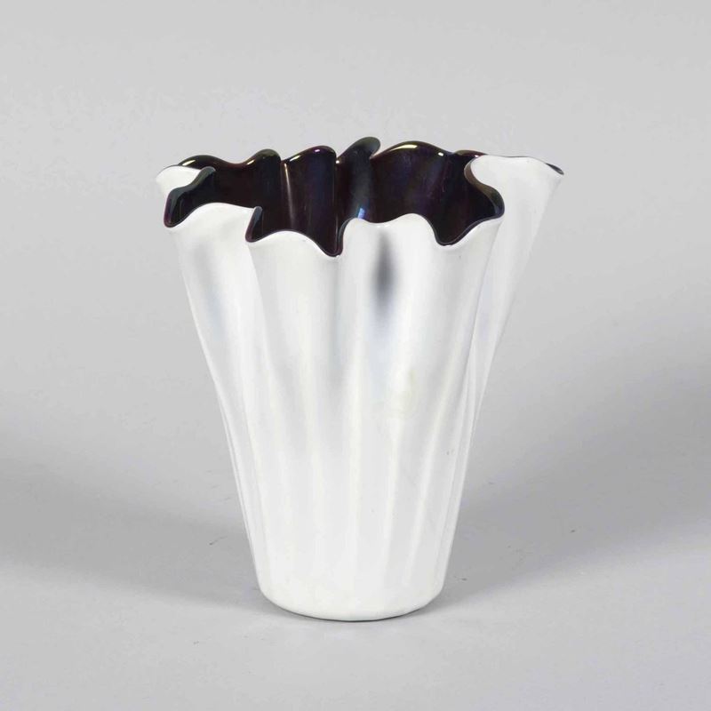 Fulvio Bianconi, Venini, Murano, 1950 ca. A handkerchief vase in dark purple glass, cased in milk glass  - Auction Murano '900 - II - Cambi Casa d'Aste
