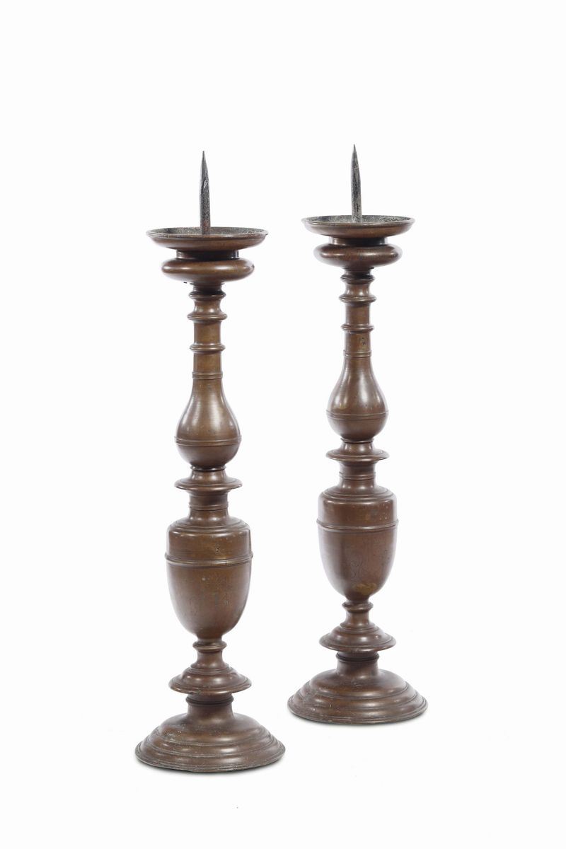 Coppia di candelieri in bronzo con stemma nobiliare inciso, XVIII secolo  - Asta Antiquariato - Cambi Casa d'Aste