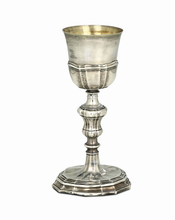 A goblet in embossed and chiselled silver, Rome, half of the 18th century, cameral stamp and mark for silversmith Giuseppe Nepoti ? (1734 - 1753)