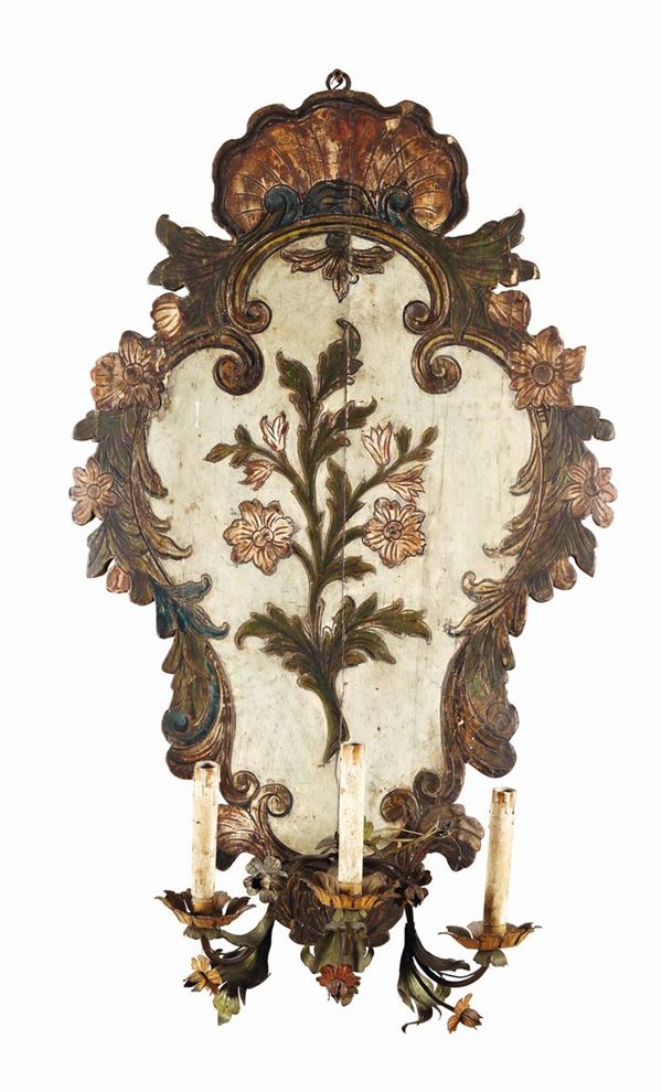 Coppia di ventole a tre luci in legno laccato, XVIII secolo